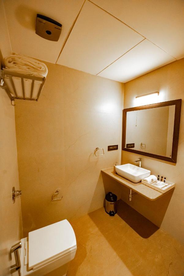 The Royal Palace Hotel 400703 ナビムンバイ エクステリア 写真